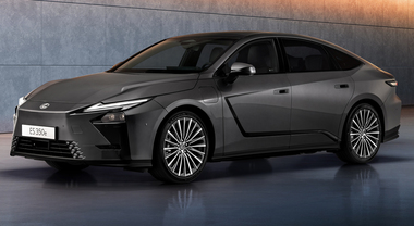 Lexus, la nuova ES alza l'asticella dell'eleganza e del comfort ancora più in alto. Sarà ibrida ed elettrica pura
