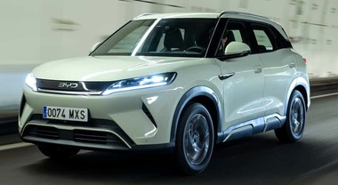 Mercato auto, Byd per la prima volta supera vendite di Tesla in Europa. Ad aprile la casa di Musk a -49%, la cinese fa +359%