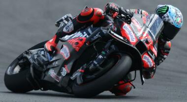L'Aprila di Bezzecchi trionfa nel Gp di Gran Bretagna. M. Marquez terzo, cade Bagnaia. Rivola: «Vittoria è un messaggio a Martin»