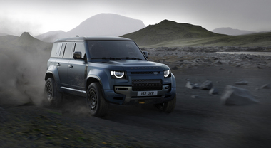 Land Rover Defender si rinnova, l'inarrestabile 4x4 è più esclusiva e intuitiva