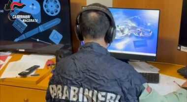 Adesca un ragazzino online mandandogli immagini di sesso con ...
