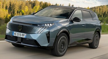 Peugeot E-5008 Dual Motor, il D-Suv per la famiglia diventa a trazione integrale