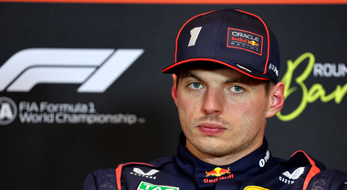 Verstappen si pente per il contatto con Russell: «Manovra inopportuna». Ed ora rischia di saltare un GP. Ecco perché
