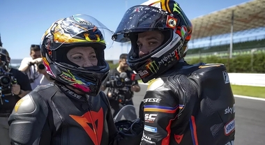 Marco Bezzecchi in pista sulla RSV 4 biposto con mamma Daniela. Il giro a Misano alla vigilia della Race of Stars