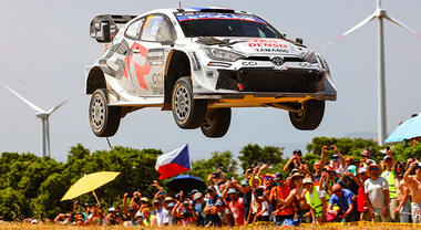 Wrc, il trionfo di Ogier e di Toyota con sette Gr Yaris nei primi dieci in Sardegna. Daprà, 9° assoluto, vince nel Wrc2