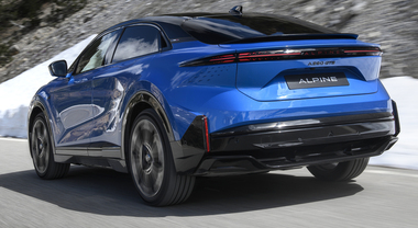 Alpine A390, regalo di 70 anni. Per l’anniversario Dieppe lancia la seconda elettrica. Tanta sportività in una originale fastback