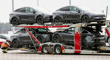 Tesla fa retromarcia: -13,4% le vendite in 4 mesi. Una elettrica su 5 nel mondo è Byd