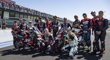 Aprilia show, piloti e appassionati in pista. Sul circuito di Misano l'All Stars 2025