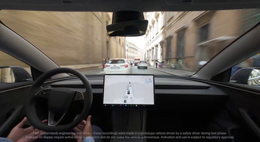 Tesla nel cuore di Roma testa la guida autonoma: da Campidoglio a Colosseo con il Full Self-Driving