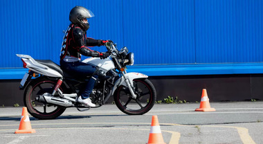 Unasca vince in tribunale, i corsi per patenti moto e nautica restano esenti da IVA. Stop al rincaro del 22%