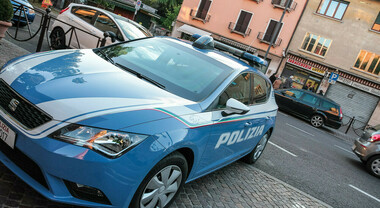 Rapina da film in gioielleria, i ladri spaccano le vetrine e ...