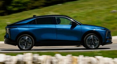 DS N°8, viaggiare nel lusso con l'ammiraglia elettrica premium.