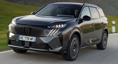 Peugeot, due propulsori con la trazione integrale. La E-3008 e la E-5008 hanno la stessa anima ma vocazioni diverse