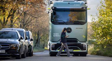 Mercedes, i camion intelligenti della Stella proteggono pedoni e bikers. Il veicolo stesso è in grado di “vedere dove nessuno guarda”
