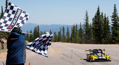 Faggioli vince la Pikes Peak battendo la Super Mustang Mach-E di Dumas. Primo italiano a centrare l'impresa