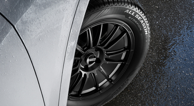 Pirelli Scorpion All Season SF3, pensato per i Suv. Con misure da 17 a 21 pollici, offre sicurezza e comfort