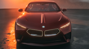 BMW, un ottimo primo semestre: la vendite totali tengono, le elettriche volano