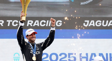 FE, Evans (Jaguar) dalla pole alla vittoria, la 14/a "elettrica". Wehrlein e Porsche riaprono il mondiale