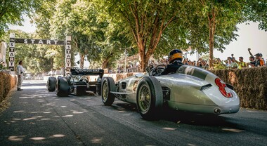 Mercedes celebra i 75 anni della F1 al Festival of Speed. Protagoniste la W 196 R (1955) e la F1 W13 (2022)