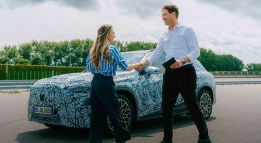 Mercedes, il ceo Ola Källenius prova la nuova GLC 100% elettrica