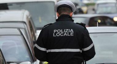 Vigile annulla multe ad amici e parenti, cancellati 282 verbali per oltre 50mila euro: licenziato dal Comune di Napoli
