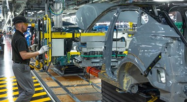 Gb, governo laburista rilancia aiuti a produttori auto elettriche. Erano stati aboliti nel 2022