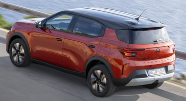 Frontera Electric, arriva l'Extended Range. Suv Opel ha una batteria da 54 kWh e 408 km di autonomia