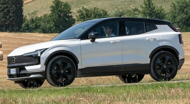 Volvo, il piacere del viaggio: ecco la best seller rinnovata XC60 e la Bev EX30 Cross Country