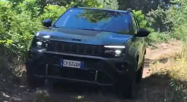 Motori Magazine, in questa puntata: Jeep Avenger 4xe, ideale anche per l'offroad. Suzuki, debuttano la GSX-8T e la GSX-8TT
