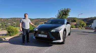 Lexus RZ, l'elettrica allunga l'autonomia ed ha il volante come la cloche di un aereo