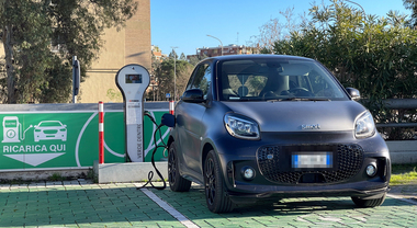 Auto elettriche, colonnine nel 45% delle aree di servizio autostradale. Dove ricaricare? La mappa italiana