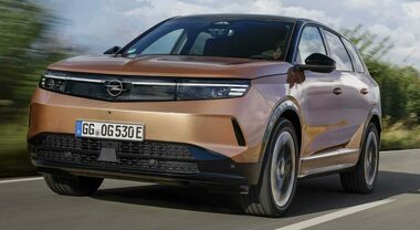Opel Grandland Electric Long Range, più cavalli e con la batteria da 97 kWh l'autonomia sfiora 700 km