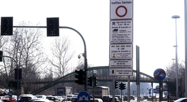 Milano posticipato a ottobre 2026 divieto accesso per moto e scooter più inquinanti in Area B