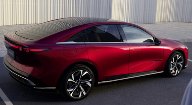 6e, la visione di Mazda. L’ammiraglia elettrica lunga quasi 5 metri ha linea da coupé. Autonomia di 550 km
