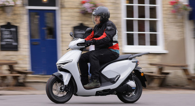 Honda CUV e:, lo scooter elettrico con le batterie estraibili e la retro, tutto tecnologia e agilità