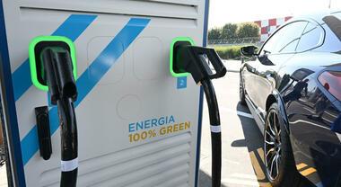 Eurostat, nel 2024 in Ue immatricolate 1,45 ml di auto elettriche: -6,1% su 2023. Il circolante a batterie sale a a 5,87 ml