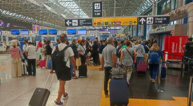 Aeroporti, il caos delle regole: per liquidi e documenti ogni partenza   una lotteria