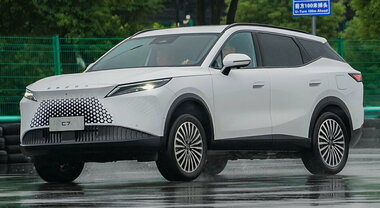 Omoda: c&rsquo;&egrave; la 7, fiore all&rsquo;occhiello. Il nuovo modello si inserisce fra la 5 e la 9. Interessante la super hybrid