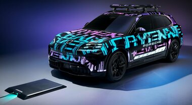 Porsche presenta la ricarica a induzione per i suoi modelli. Anteprima su prototipo Cayenne fluorescente all'IAA Mobility 2025