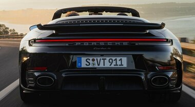 Porsche 911 Turbo S, la più potente di sempre. Accelera da 0 a 100 km/h in 2,5 secondi. Velocità massima 322 km/h