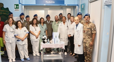 L’Esercito italiano al fianco della Pediatria del Santa Rosa: donato un bilirubinometro transcutaneo