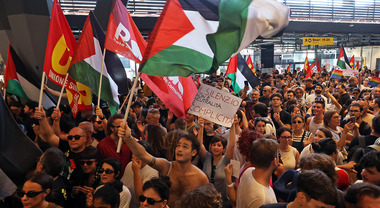 Sciopero venerdì 3 ottobre a Napoli, dove parte il corteo: durata, orari  treni e fasce garantite