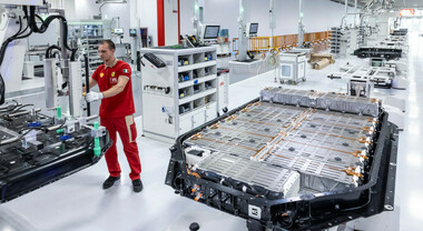 Ferrari elettrica, le prime immagini della produzione a Maranello