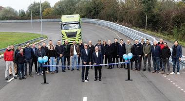 Iveco inaugura una pista prove rinnovata in Germania. Un circuito di 1,6 km con tratti per prove di frenata, rumorosità e pendenza