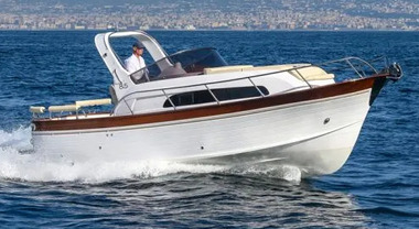 Mimì ha debuttato al Sydney Boat Show con il Libeccio 8.5. Da Napoli all’Australia: i gozzi resistono al tempo e alle mode