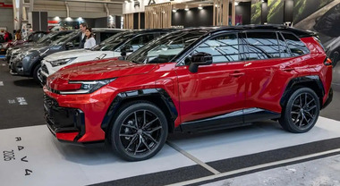 Toyota Rav4 my 2026, a Bologna il debutto italiano. Storia di un successo da cinque generazioni