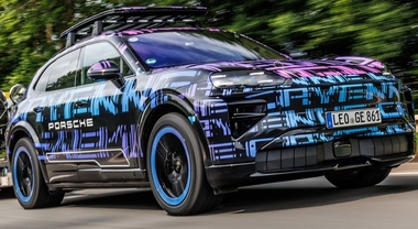 Cayenne electric, Porsche alza l'asticella. Prestazioni esaltanti, ricarica ad induzione e accelera da 0 a 100 in meno di 3”
