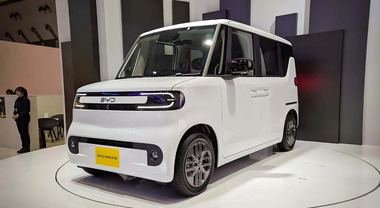 Byd presenta Racco al Japan Mobility Show, è la prima kei car elettrica. C'è anche il camion a batteria T35