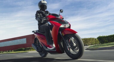 Honda Sh: restyling, nuova strumentazione e pi&ugrave; colori per i primatisti del mercato