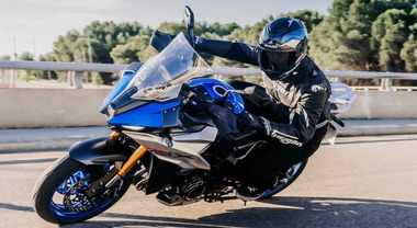 Suzuki sceglie Milano per svelare la SV-7GX. Crossover da 650 cc a metà strada tra naked sportiva e adventure tourer